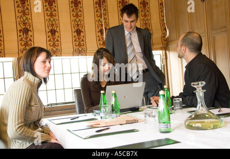 Menschen, die ein Business-Meeting in einem Hotel Konferenzraum Stockfoto