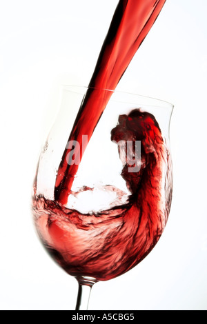 Rotwein in Winw Glas gießen Stockfoto