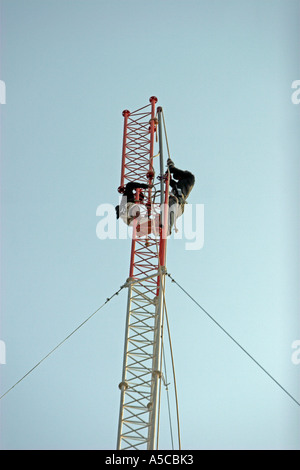 Rigger erheben einen Kommunikation-Mast in der Nähe von Kanchanaburi Thailand Stockfoto