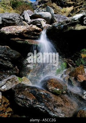sprudelnden Gebirgsbach fließt über Felsen, Stockfoto
