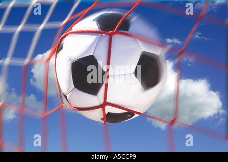 Fußball trifft gegen Netz, Nahaufnahme Stockfoto