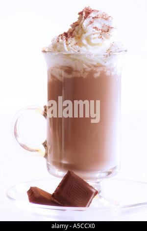 Heiße Chocolade überstiegen mit gepeitschter Creme Nahaufnahme Stockfoto