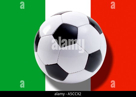 Fußball vor Italien Flagge, Nahaufnahme Stockfoto