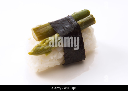 Nigri Sushi mit grünem Spargel Stockfoto
