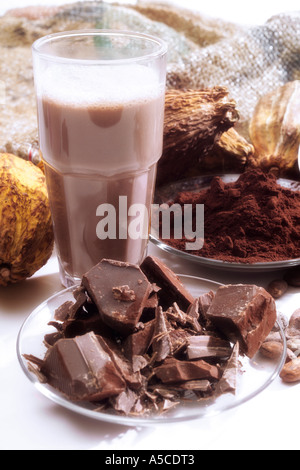 Kakaofrüchte und Schoko-Milchshake Stockfoto