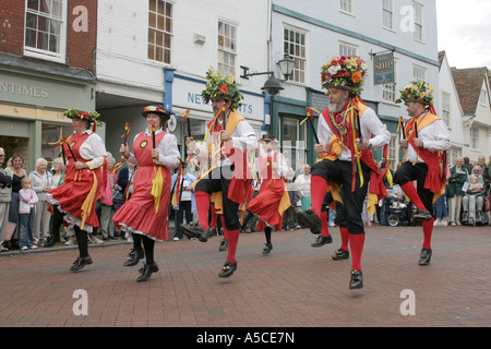 Knockhundred Shuttles Morris tanzen bei Faversham Hop Festival Stockfoto