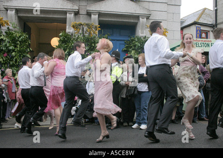 Junge Männer und Frauen tanzen aus dem Rathaus zu Beginn des frühen Morgen-Tanz auf Helstons Flora Day Stockfoto