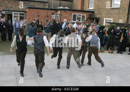 Old Glory Molly Gang erklingt in Whittlesea Strawbear Stockfoto