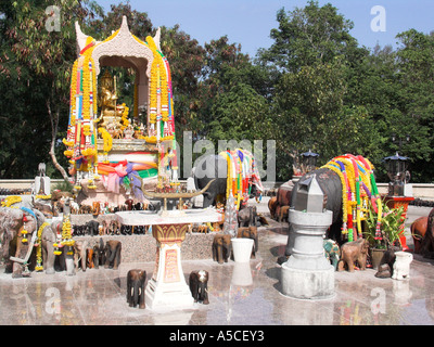 Brahma Phra Phrom Schrein umgeben von Elefanten Laem Phromthep Cape Phuket Thailand Stockfoto