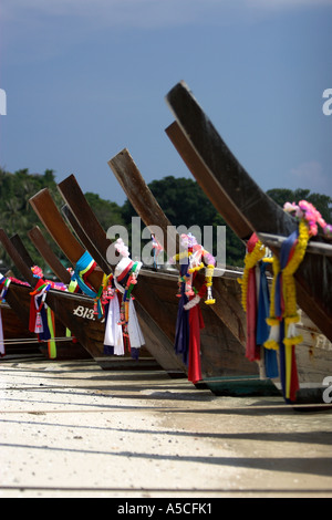 Traditionellen Longtail-Boote mit buddhistischen Gebet Schals hochgezogen am Strand Phi Phi Island Thailand Stockfoto