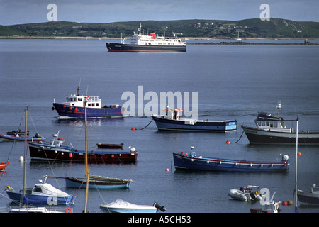Die Hebridean Princess Kreuzfahrtschiff vor Anker aus St Marys in die Isles of Scilly mit Tresco im Hintergrund Stockfoto