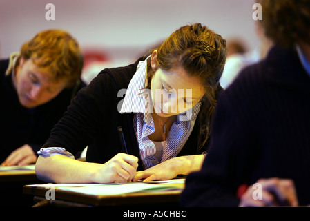 Schülerinnen und Schüler sitzen Prüfungen an Colyton Gymnasium Devon, einer der höchsten Verwirklichung Schulen Englands Stockfoto