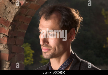 horizontale Farbbild eines jungen bärtigen Mannes in einem Jackett mit Krawatte, aber kein Hemd Stockfoto
