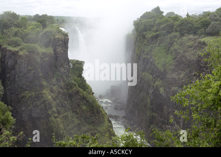 Misty Viktoriafälle und der Zambesi River, Simbabwe Stockfoto