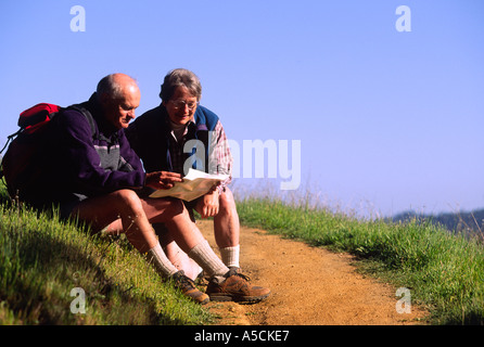 Senioren, Blick auf die Karte beim Wandern Modellbild veröffentlicht Stockfoto