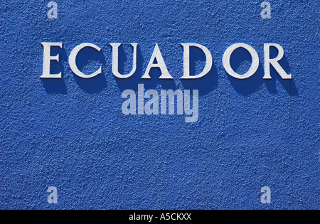 Riesige Inschrift "Ecuador" in der dunklen blauen Wand in der Nähe von Quito, Ecuador Stockfoto