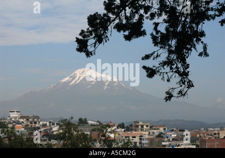 Berg Chimborazo (6,319 m), der höchste Punkt in Ecuador aus Riobamba in Ecuador Stockfoto