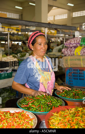 Frau, die Schüsseln mit einer Vielzahl von heißen scharfen Chilis, asiatische, asiatische Gemüsechilli, traditionellen Indoor Food Market, Provinz Krabi, Thailand verkauft Stockfoto