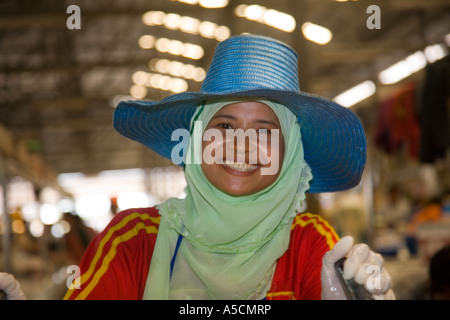 Muslimisches Mädchen in traditionellen Kopfschmuck in Krabi Stadt Markt Süd-Thailand Stockfoto