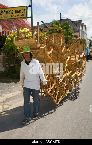 Thailand Street Hersteller mit einem überladenen Fahrrad tragende handgemachte Korbstühlen, Möbel, Design, Natur, Rattan handgefertigte lokale Produkte, Stockfoto