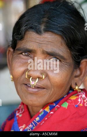 Bunte Desia Kondh Stammes-Leute sind eine markante Minderheit in Orissa, Indien mit individuellen Gewohnheiten, Schmuck und Kleidung Stockfoto
