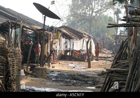 Riesige Satellitenschüssel bietet ein seltsames nebeneinander auf Desia Kondh Stammes-Häuser in Orissa, Indien Stockfoto
