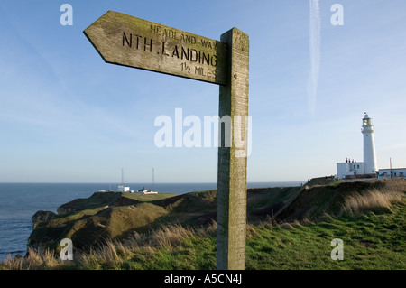 Öffentliche Wanderwegweiser Wegweiser und Leuchtturm in Flamborough Head bei Bridlington East Yorkshire England Großbritannien GB Großbritannien Stockfoto