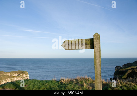 Wegpunkt in der Nähe von Leuchtturm bei Flamborough Head Bridlington East Yorkshire England UK United Kingdom GB Great Britain Stockfoto