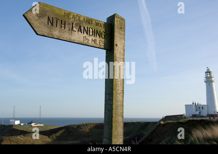 Wegpunkt und Flamborough Head Leuchtturm in der Nähe von Bridlington East Yorkshire England UK United Kingdom GB Great Britain Stockfoto