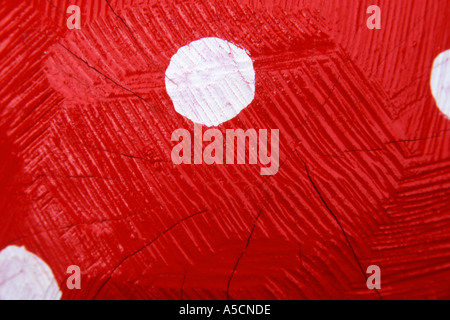 Rot lackiert Holz Fliegenpilz Stockfoto