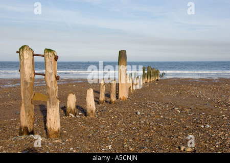 Groyne groynes Wellenbrecher am Strand von Sandsend bei Whitby North Yorkshire England Großbritannien GB Großbritannien Stockfoto