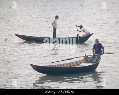 Kleine Boote, die als Taxis zu den wichtigsten Fluss überqueren den Buriganga Stockfoto