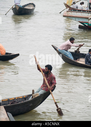 Kleine Boote, die als Taxis zu den wichtigsten Fluss überqueren den Buriganga Stockfoto