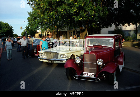 Zuschauer bewundern die klassischen Autos aufgereiht für den Hot-Rod-Abend in Tanunda South Australia Stockfoto