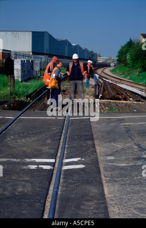 Balfour Beatty, die Durchführung von Reparaturarbeiten an South West Trains hauptsächlichbahnlinie in London nr Norbiton Kingston nach Themse Surr Stockfoto