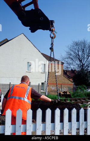 Balfour Beatty, die Durchführung von Reparaturarbeiten an South West Trains hauptsächlichbahnlinie in London nr Norbiton Kingston nach Themse Surr Stockfoto