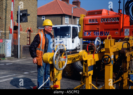 Balfour Beatty, die Durchführung von Reparaturarbeiten an South West Trains hauptsächlichbahnlinie in London nr Norbiton Kingston nach Themse Surr Stockfoto