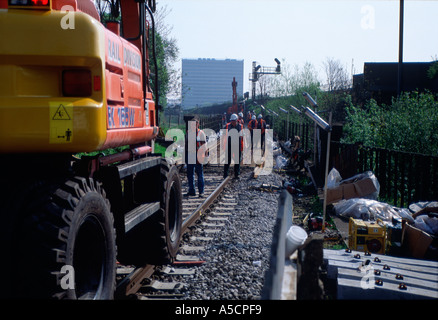 Balfour Beatty, die Durchführung von Reparaturarbeiten an South West Trains hauptsächlichbahnlinie in London nr Norbiton Kingston nach Themse Surr Stockfoto