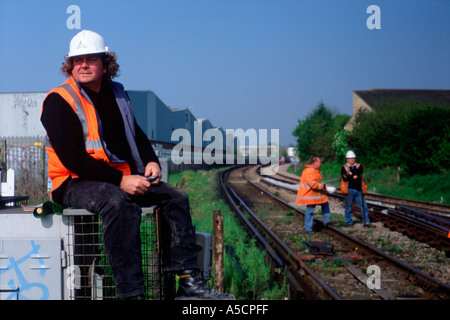 Balfour Beatty, die Durchführung von Reparaturarbeiten an South West Trains hauptsächlichbahnlinie in London nr Norbiton Kingston nach Themse Surr Stockfoto