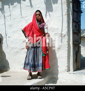 Eine Rajasthani-Frau in bunten Trachten und tragen elfenbeine Armreifen, die Reichtum, Thar-Wüste, Rajasthan, Indien bezeichnen Stockfoto