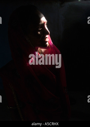 Profil einer Frau in einem Dorf Stockfoto