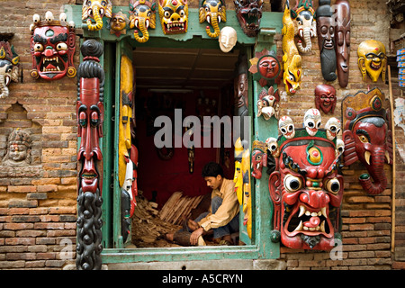 Schnitzer macht Masken in Bhaktapur, Kathmandu-Tal, Nepal, 2005 Stockfoto