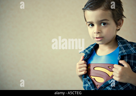 Kind zeigt Superman-Kostüm Stockfoto