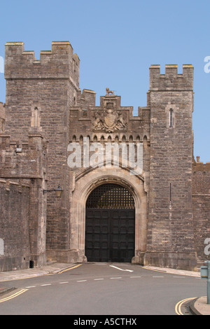 Steinernes Wappen des Dukes of Norfolk über dem Eingang zum Stadttor auf dem Gelände von Arundel Castle, West Sussex Stockfoto