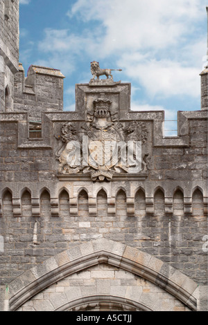 Steinernes Wappen des Dukes of Norfolk über dem Eingang zum Stadttor auf dem Gelände von Arundel Castle, West Sussex Stockfoto