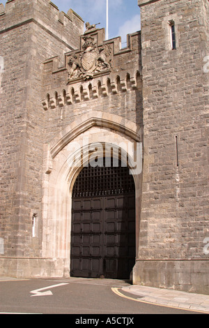 Steinernes Wappen des Dukes of Norfolk über dem Eingang zum Stadttor auf dem Gelände von Arundel Castle, West Sussex Stockfoto