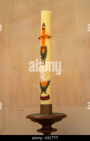 Große Osterkerze auf hölzernen Leuchter Halter in Arundel Kathedrale, West Sussex. Stockfoto