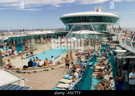 Schwimmbad-Aktivitäten und Menschen an Bord der Royal Caribbean Cruise Lines RCL Vision der Meere Kreuzfahrtschiff Stockfoto