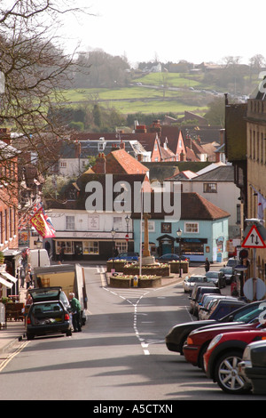 Blick auf das Stadtzentrum von Arundel, Blick auf Die High Street, mit der belebten A27-Hauptstraße im Hintergrund Stockfoto