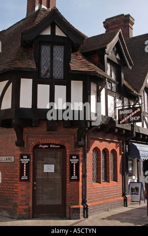 Traditionelles englisches barbershop im Fachwerkgebäude in Arundel, West Sussex Stockfoto